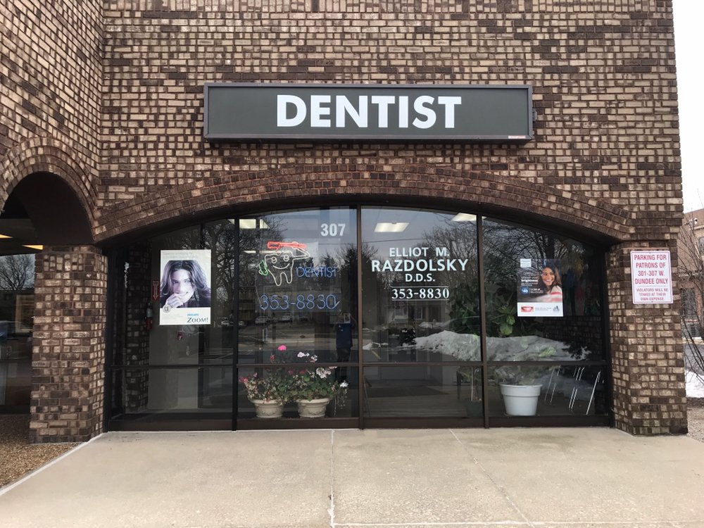 Exterior of Dr. Razdolsky's dental office at 307 W Dundee Rd, Buffalo Grove